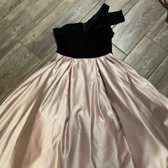 Betsy & Adam Dresses & Skirts - One shoulder formal gown